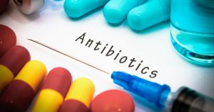 АНТИБІОТИКИ: КОЛИ БЕЗ НИХ НЕ ОБІЙТИСЯ І ЧОМУ ЇХ МАЄ ПРИЗНАЧАТИ ЛИШЕ ЛІКАР
