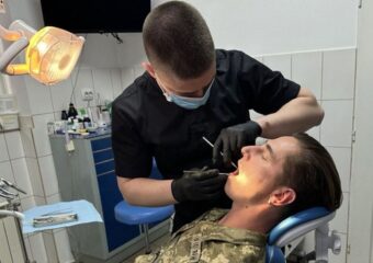 Військові та ветерани можуть безоплатно лікувати зуби в 100 стоматологічних закладах України